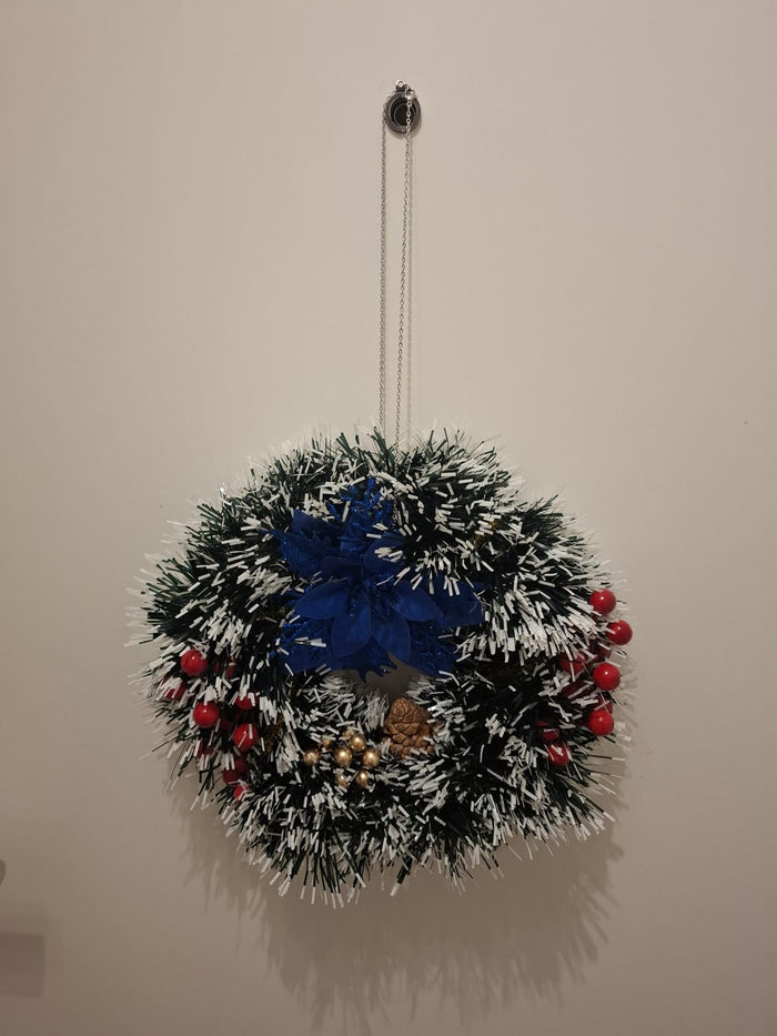 Weihnachtlicher Türkranz „Blauer Stern“ – Verschneiter Kranz mit blauem Weihnachtsstern & roten Beeren