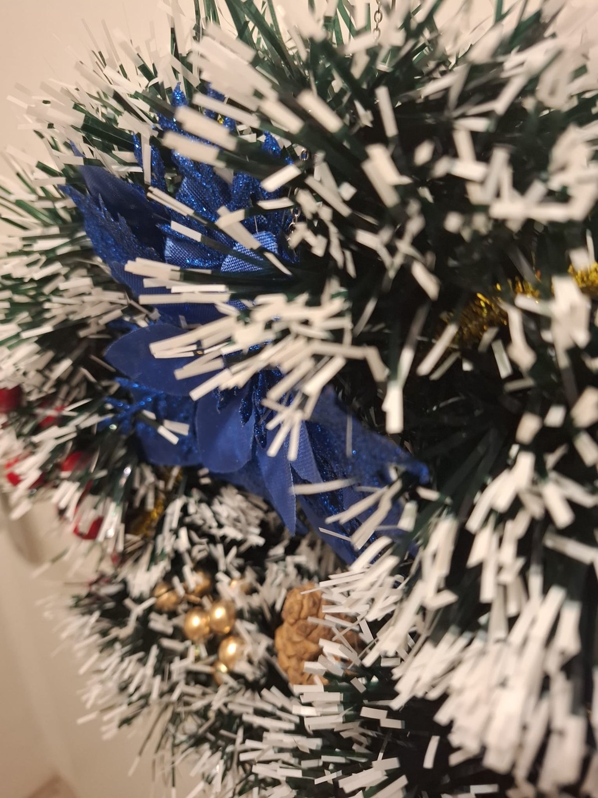 Weihnachtlicher Türkranz „Blauer Stern“ – Verschneiter Kranz mit blauem Weihnachtsstern & roten Beeren
