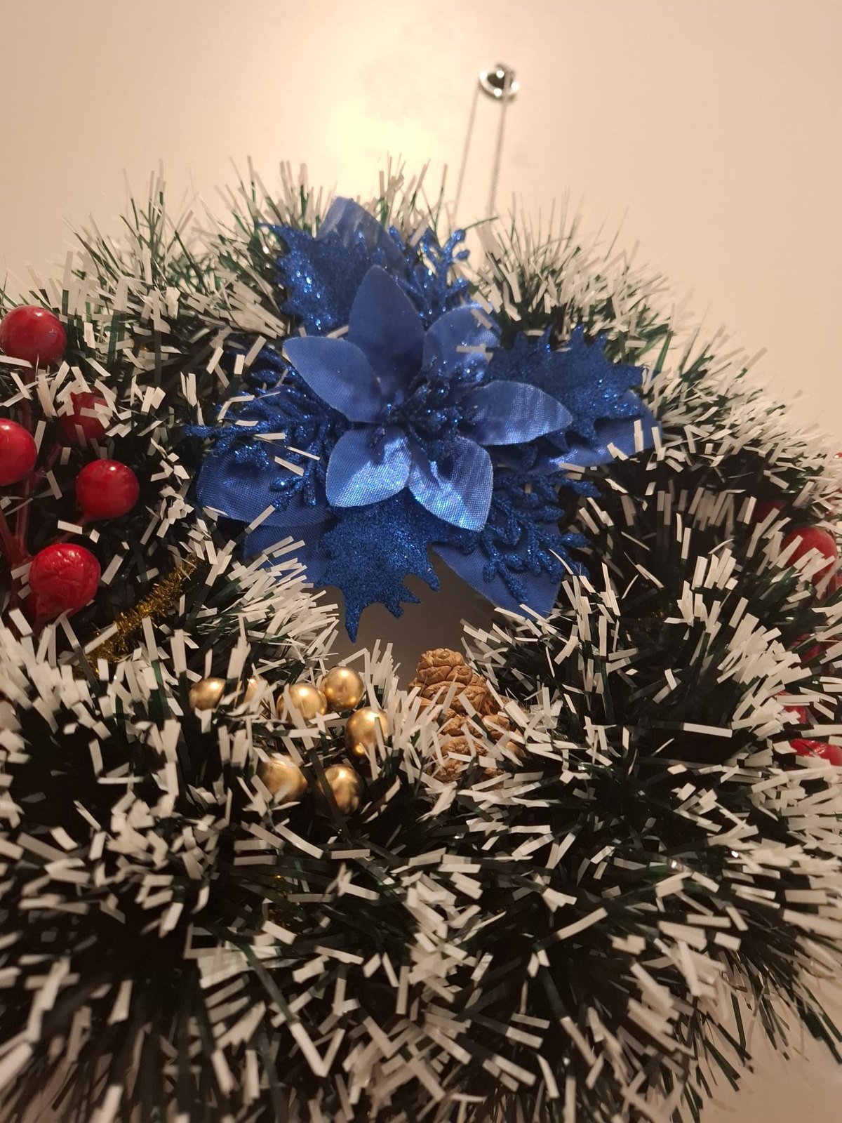 Weihnachtlicher Türkranz „Blauer Stern“ – Verschneiter Kranz mit blauem Weihnachtsstern & roten Beeren