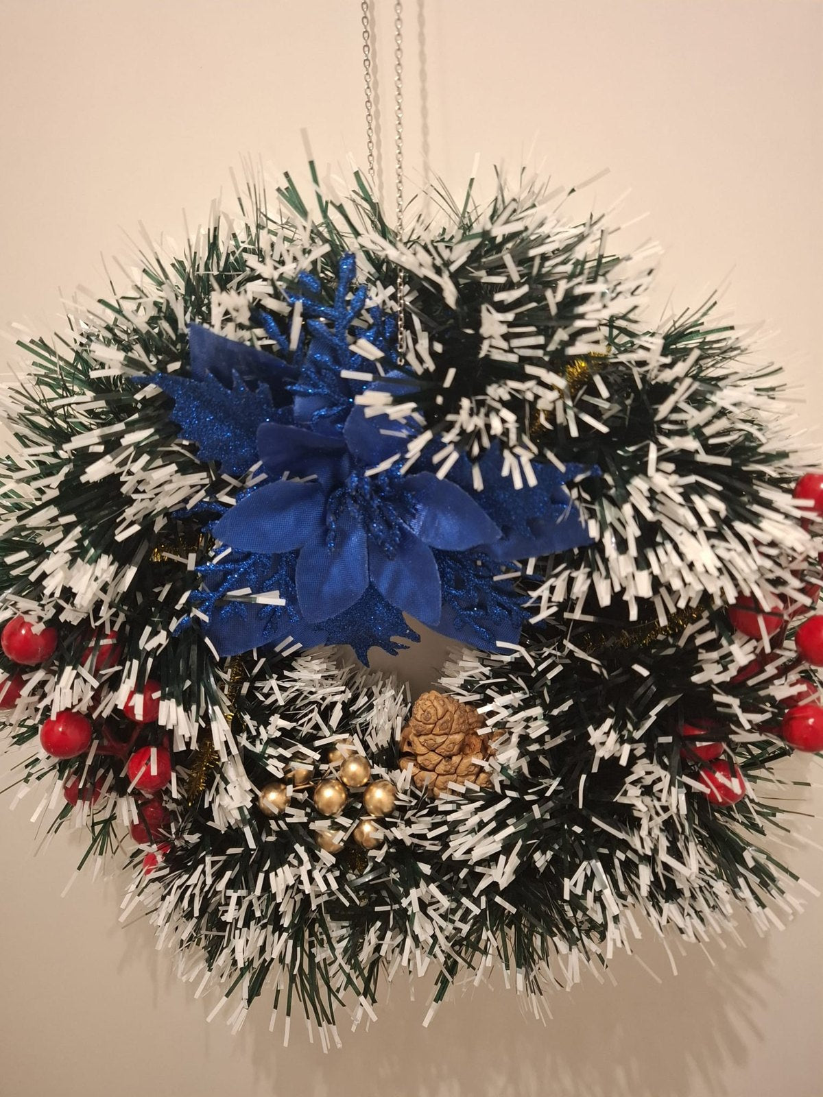 Weihnachtlicher Türkranz „Blauer Stern“ – Verschneiter Kranz mit blauem Weihnachtsstern & roten Beeren