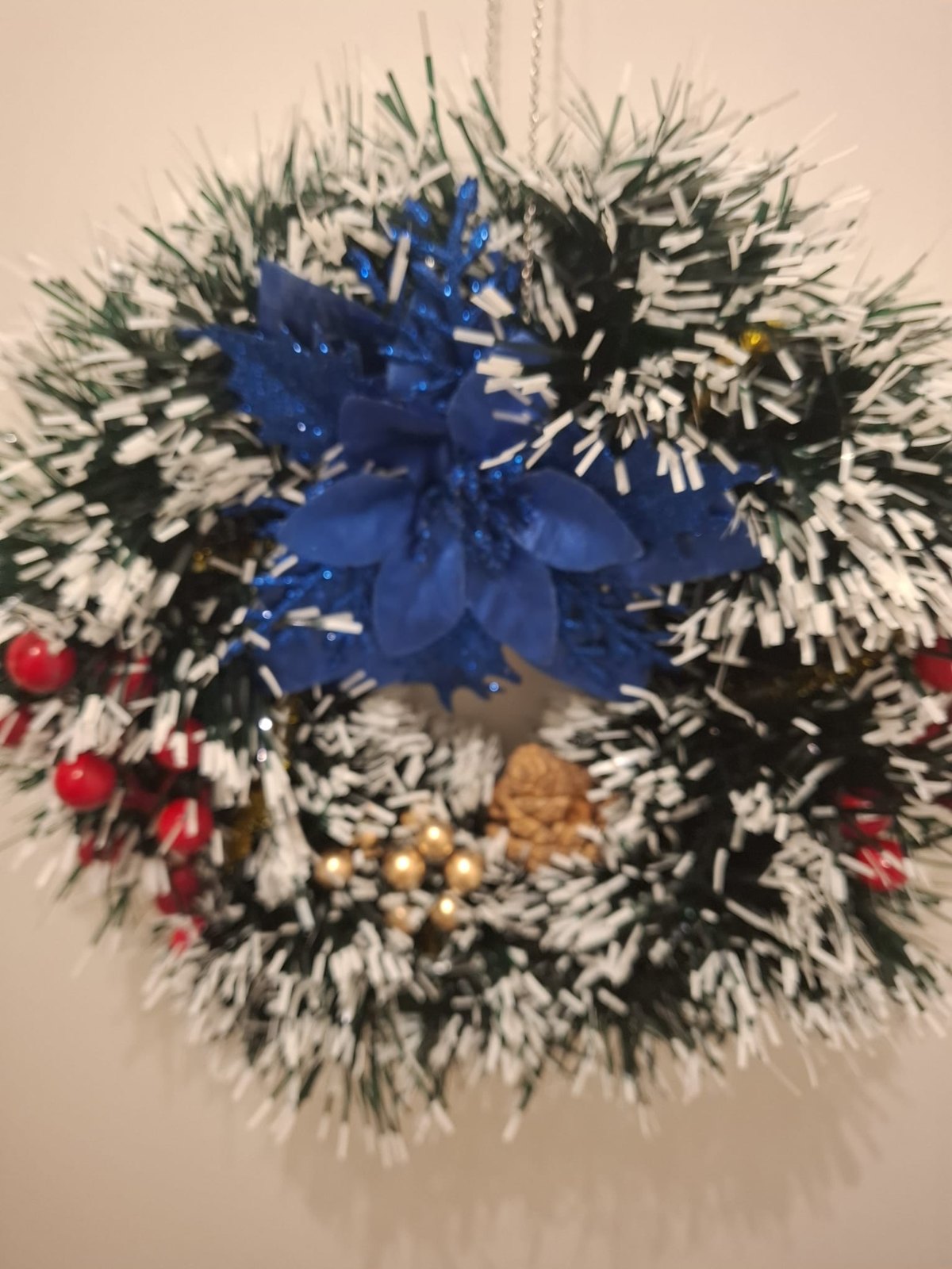 Weihnachtlicher Türkranz „Blauer Stern“ – Verschneiter Kranz mit blauem Weihnachtsstern & roten Beeren