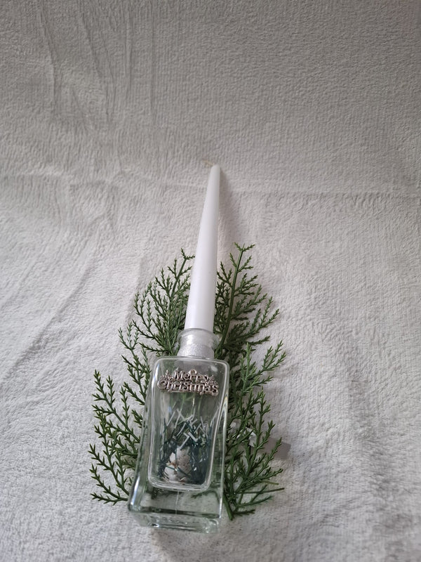 Kerzenflasche „Merry Christmas“ – Glasflasche mit weißer Stabkerze & Winterdeko