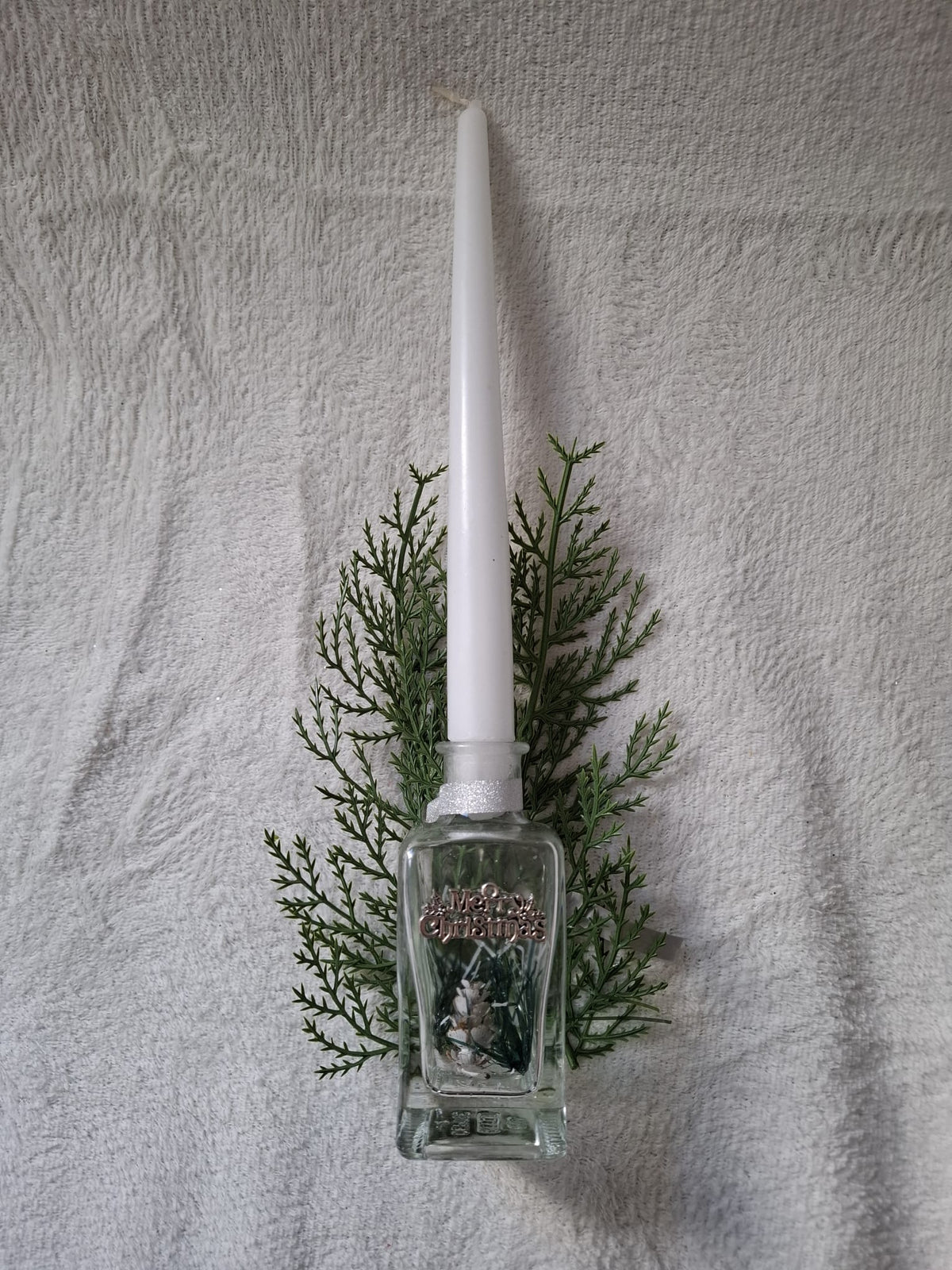 Kerzenflasche „Merry Christmas“ – Glasflasche mit weißer Stabkerze & Winterdeko