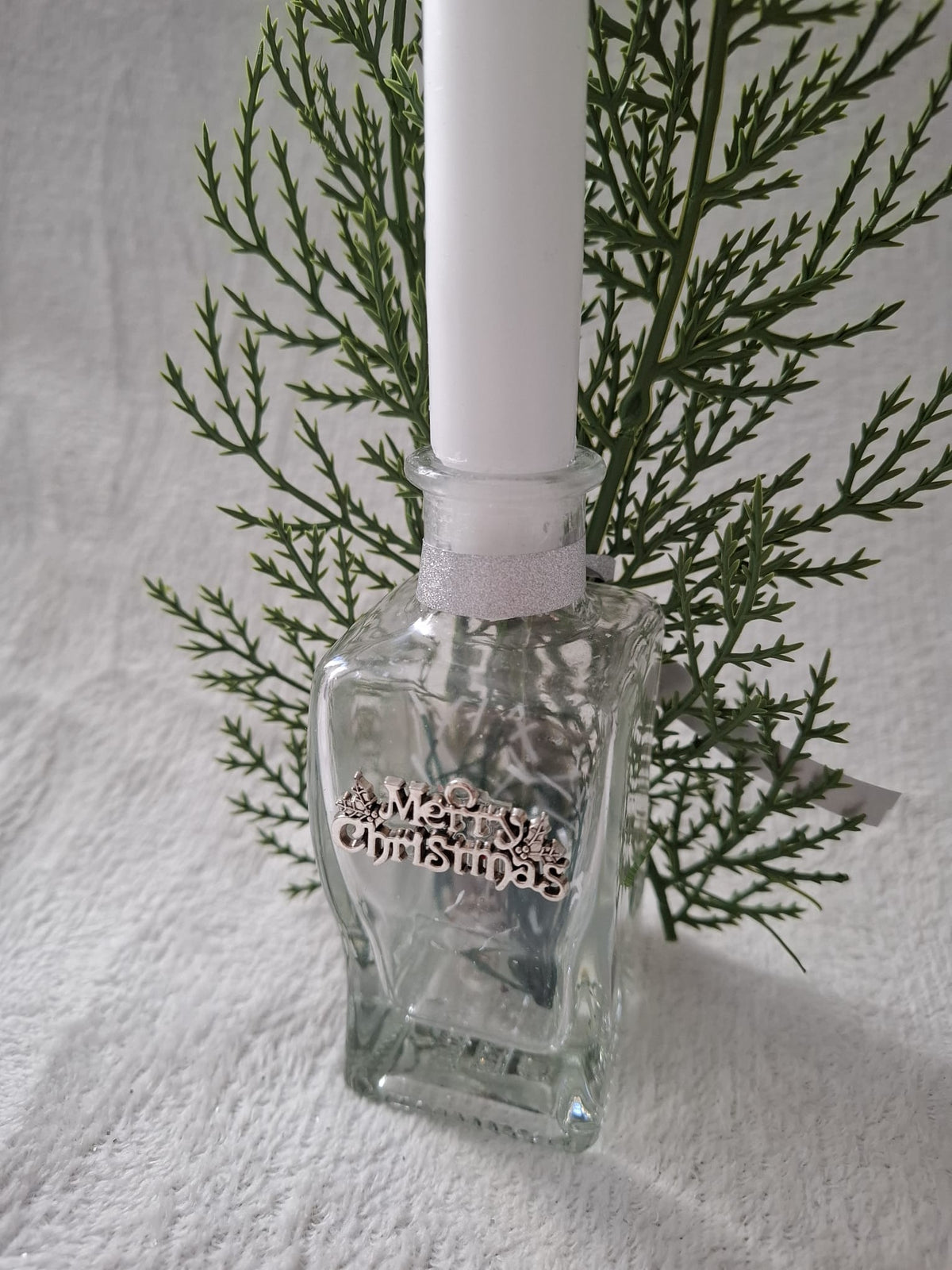 Kerzenflasche „Merry Christmas“ – Glasflasche mit weißer Stabkerze & Winterdeko