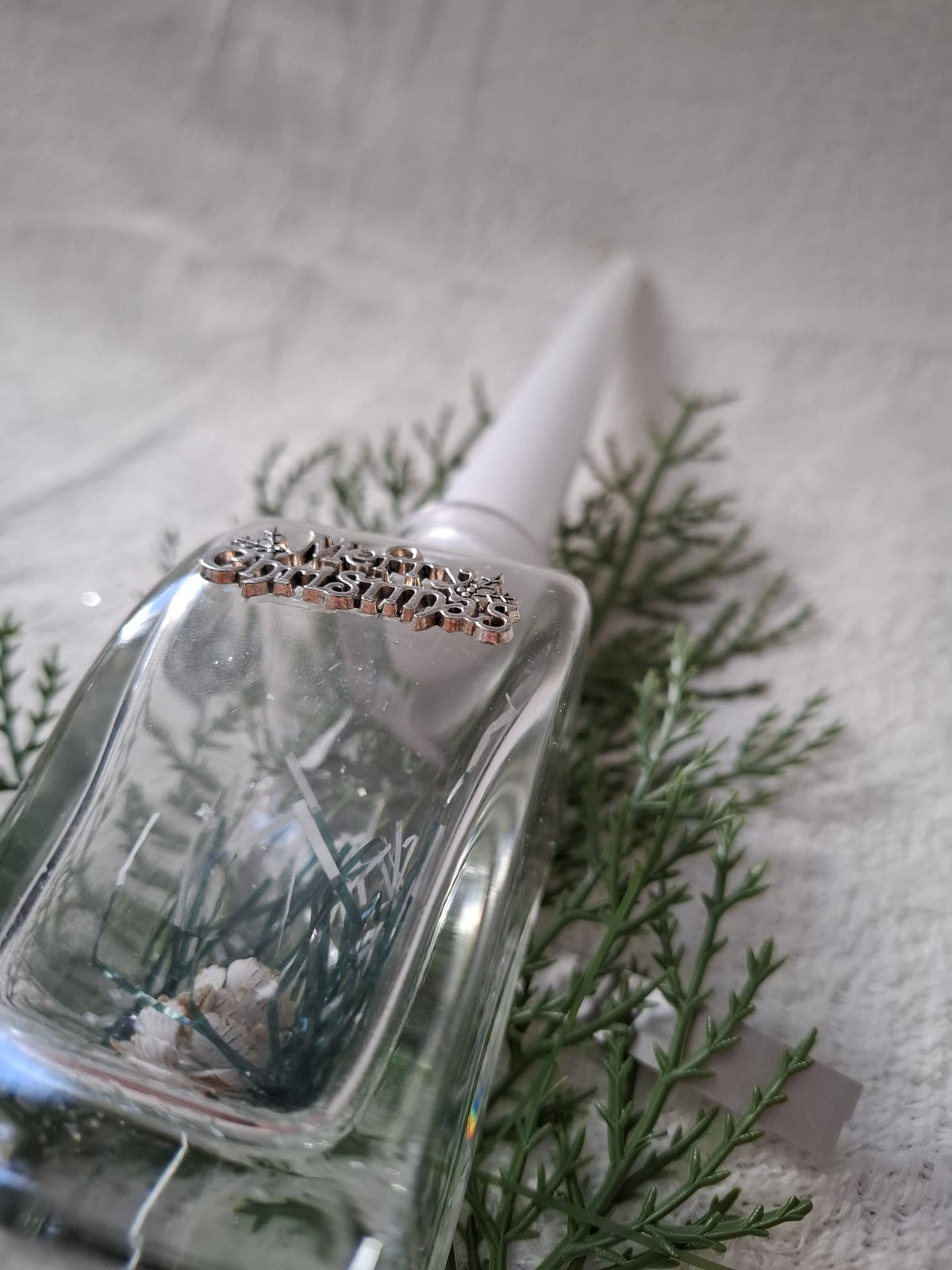 Kerzenflasche „Merry Christmas“ – Glasflasche mit weißer Stabkerze & Winterdeko