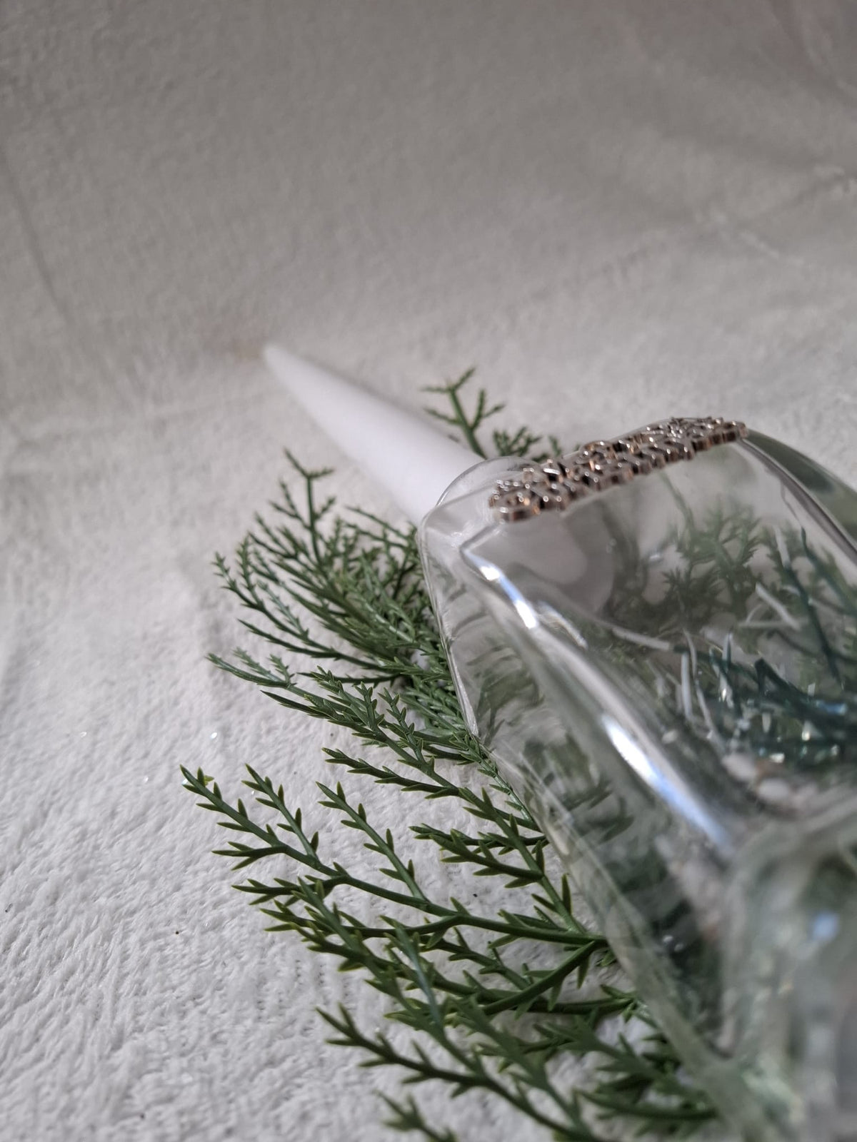 Kerzenflasche „Merry Christmas“ – Glasflasche mit weißer Stabkerze & Winterdeko