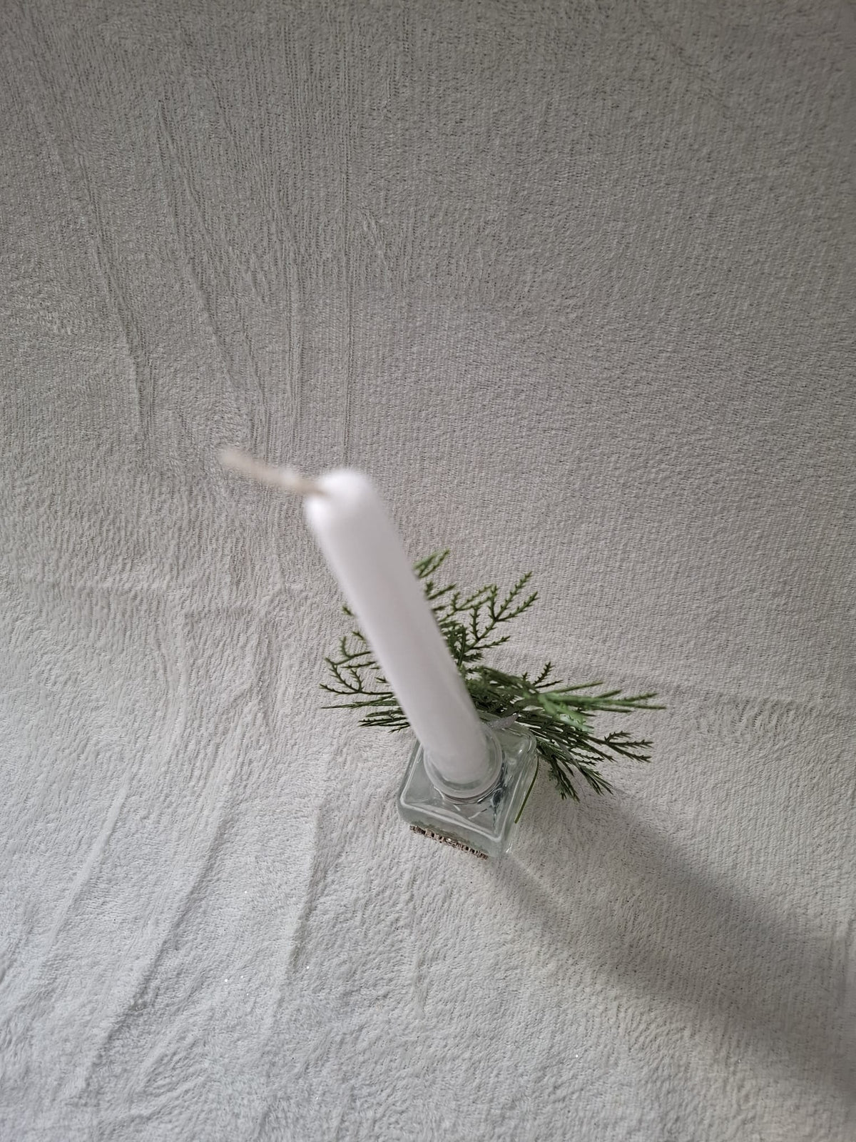Kerzenflasche „Merry Christmas“ – Glasflasche mit weißer Stabkerze & Winterdeko
