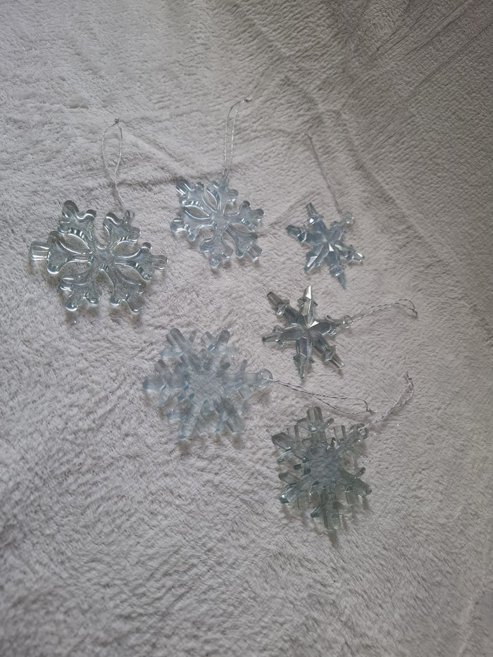 Schneeflocken-Anhänger aus Gießharz im 6er-Set – Eisblauer Tannenbaumschmuck mit silberner Kordel