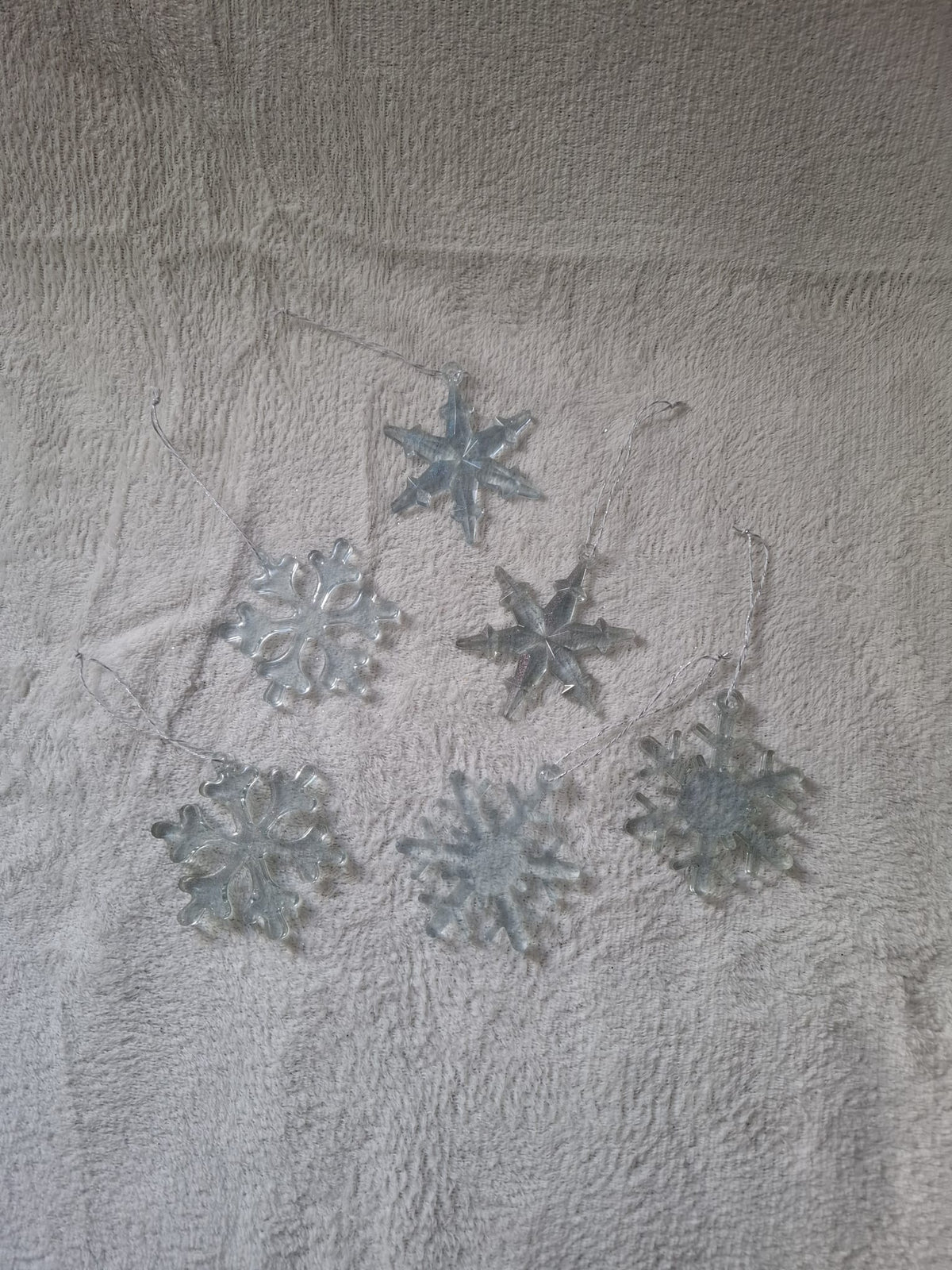 Schneeflocken-Anhänger aus Gießharz im 6er-Set – Eisblauer Tannenbaumschmuck mit silberner Kordel