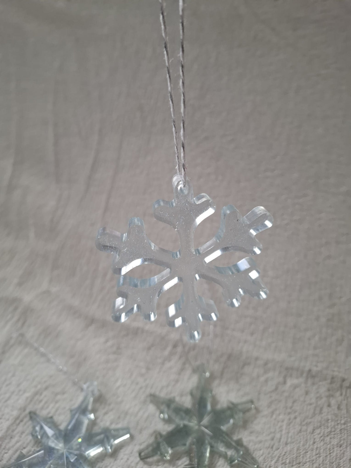 Schneeflocken-Anhänger aus Gießharz im 6er-Set – Eisblauer Tannenbaumschmuck mit silberner Kordel