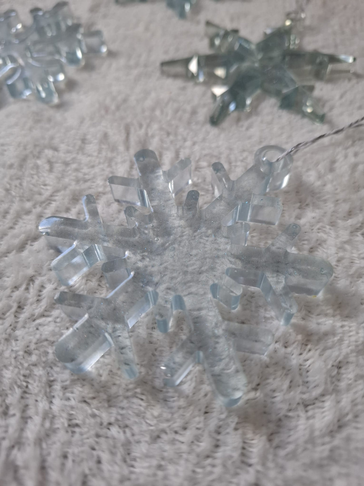 Schneeflocken-Anhänger aus Gießharz im 6er-Set – Eisblauer Tannenbaumschmuck mit silberner Kordel