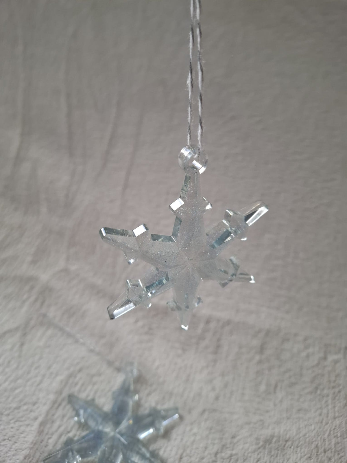 Schneeflocken-Anhänger aus Gießharz im 6er-Set – Eisblauer Tannenbaumschmuck mit silberner Kordel