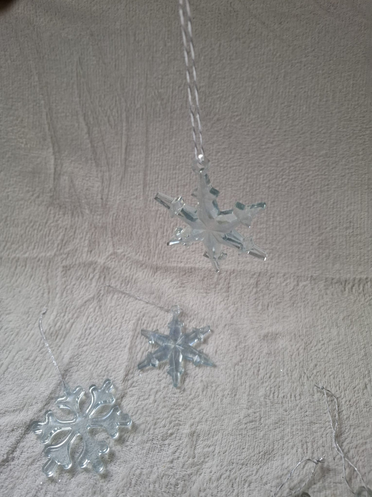 Schneeflocken-Anhänger aus Gießharz im 6er-Set – Eisblauer Tannenbaumschmuck mit silberner Kordel