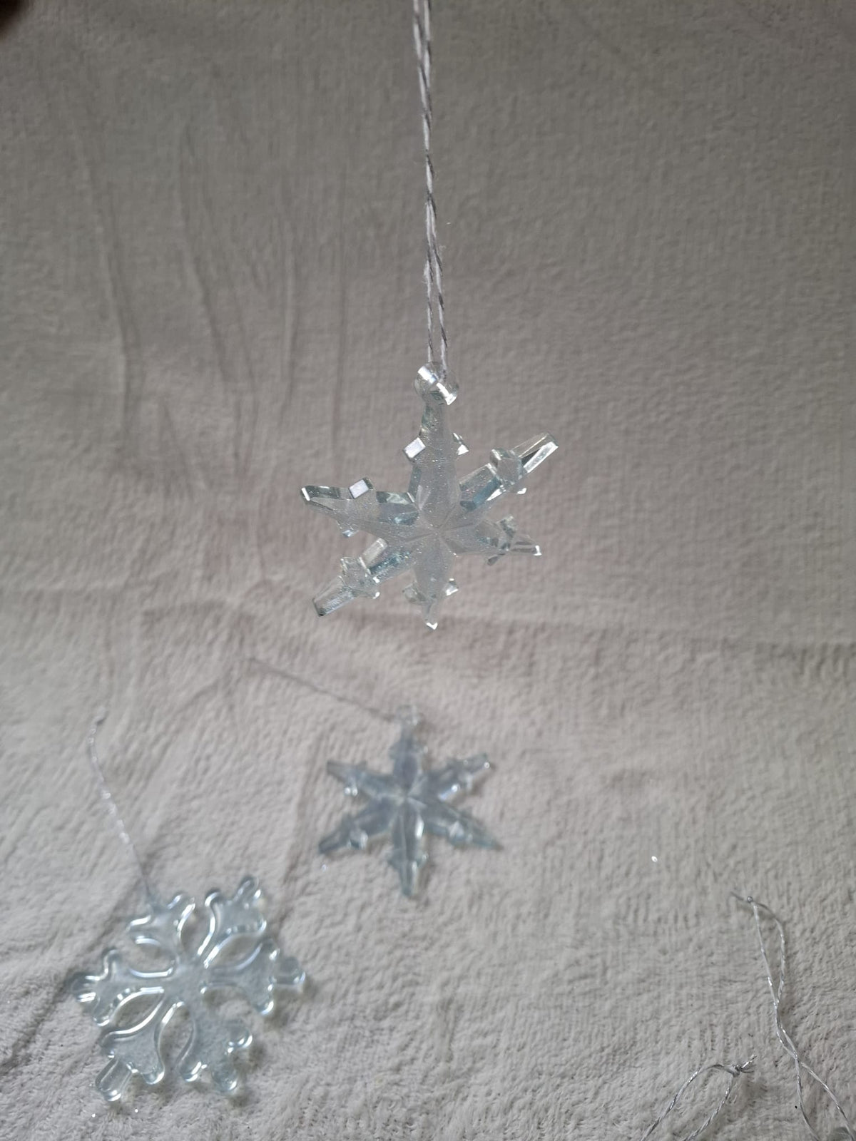 Schneeflocken-Anhänger aus Gießharz im 6er-Set – Eisblauer Tannenbaumschmuck mit silberner Kordel