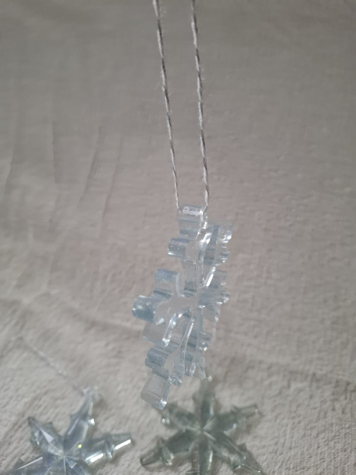 Schneeflocken-Anhänger aus Gießharz im 6er-Set – Eisblauer Tannenbaumschmuck mit silberner Kordel