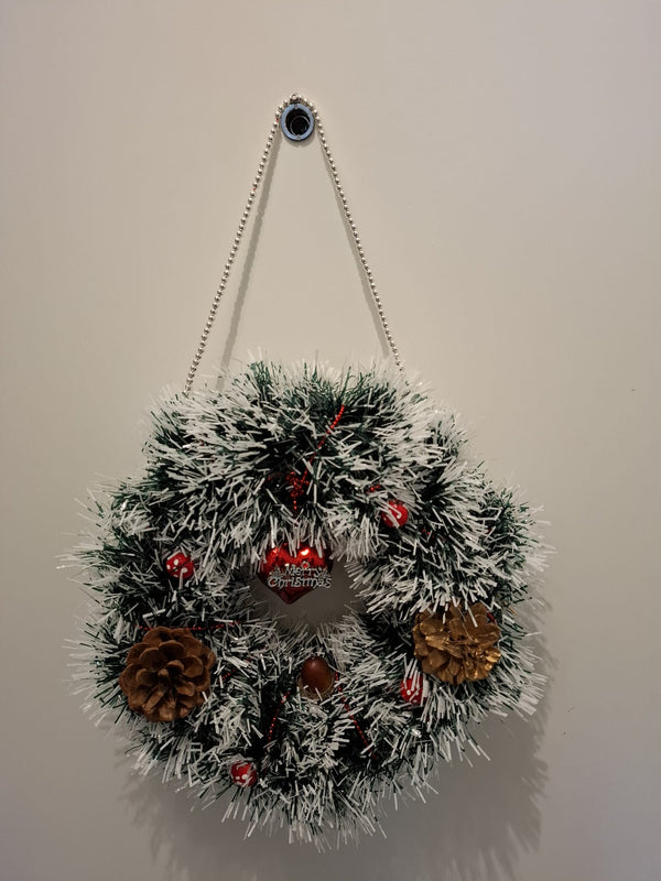 Weihnachtlicher Türkranz „Merry Christmas“ – Verschneiter Tannenkranz mit Herz, Zapfen & Fliegenpilzen