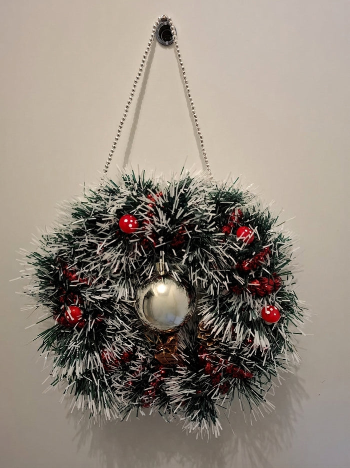Weihnachtlicher Türkranz „Silberkugel“ – Verschneiter Tannenkranz mit Kugel, Fliegenpilzen & roten Glitzerzapfen