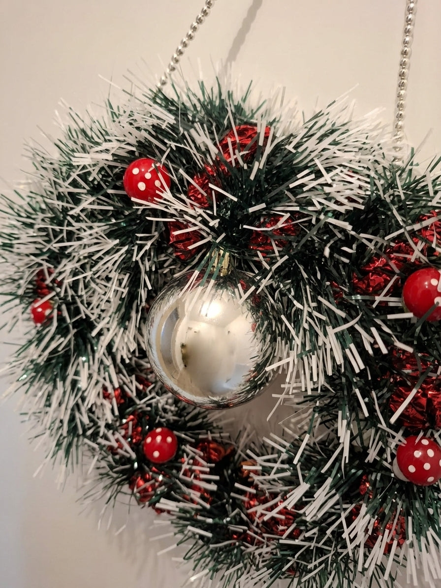 Weihnachtlicher Türkranz „Silberkugel“ – Verschneiter Tannenkranz mit Kugel, Fliegenpilzen & roten Glitzerzapfen