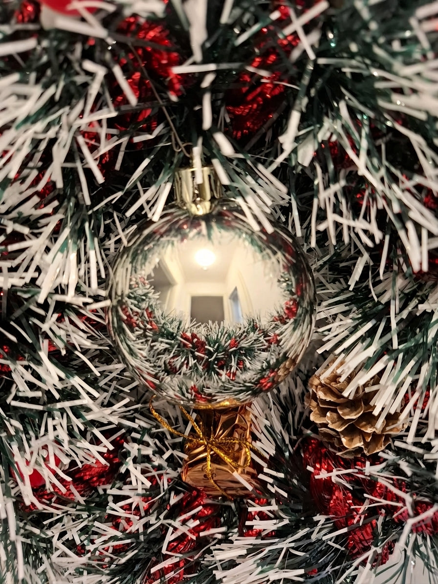 Weihnachtlicher Türkranz „Silberkugel“ – Verschneiter Tannenkranz mit Kugel, Fliegenpilzen & roten Glitzerzapfen
