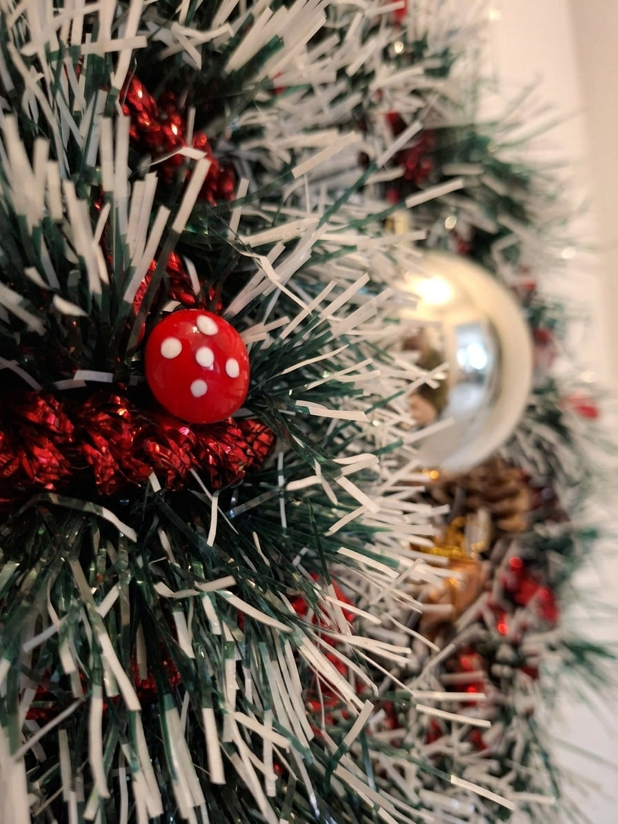Weihnachtlicher Türkranz „Silberkugel“ – Verschneiter Tannenkranz mit Kugel, Fliegenpilzen & roten Glitzerzapfen